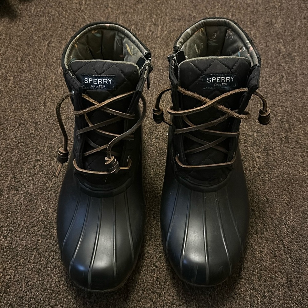 Woman's size 7 medium Sperrys